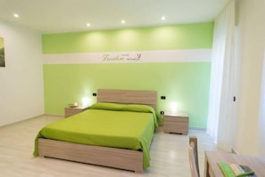 Habitación romántica con 1 cama matrimonial o 2 individuales, vista a la montaña | Ropa de cama de alta calidad y edredón 