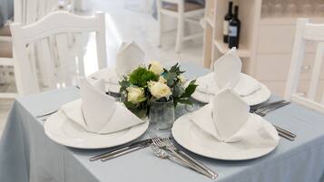 2 restaurants, breakfast, dinner served; local cuisine