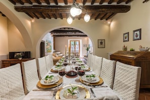 Villa, 6 Bedrooms | In-room dining