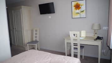 Superior tweepersoonskamer | Individueel gedecoreerd, individueel gemeubileerd, een bureau