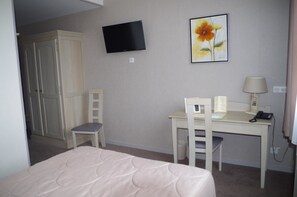 Habitación doble superior | Decoración personalizada, muebles diferentes y escritorio