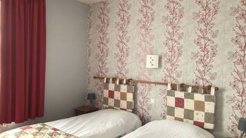 Habitación triple | Decoración personalizada, muebles diferentes y escritorio