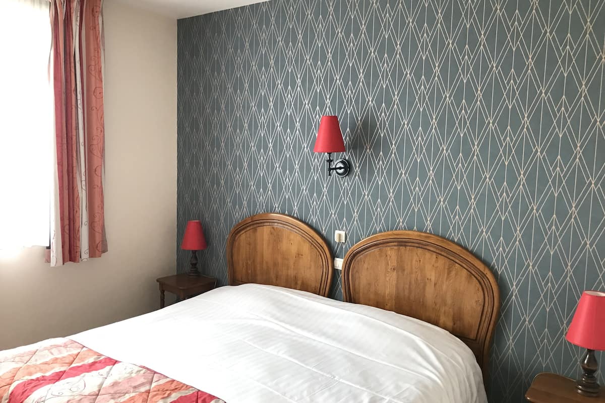 standard double room | individually decorated, individually furnished, desk, blackout curtains