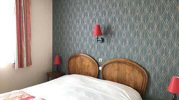 Standaard tweepersoonskamer | Individueel gedecoreerd, individueel gemeubileerd, een bureau