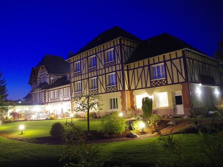 Front of property - evening/night. La Villa des Houx