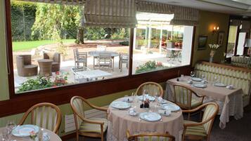 Serveert lunch en diner, lokale gerechten