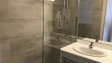 Habitación doble Confort | Baño | Amenidades de baño gratuitas, secadora de cabello, toallas