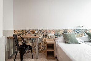 Blackout drapes, free WiFi, bed sheets - Hostal Baler (Barcelona)