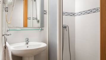 Een douche, gratis toiletartikelen, een haardroger, handdoeken