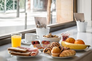 Café da manhã com buffet grátis todos os dias