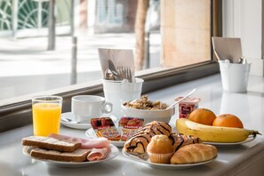 Free daily buffet breakfast 