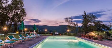 Außenpool (je nach Saison geöffnet), Sonnenschirme, Liegestühle