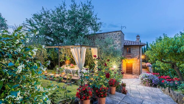 A stone building with a garden patio, potted plants, and a pergola. - Verdidea - TORRE MONTERCHI (Monterchi)