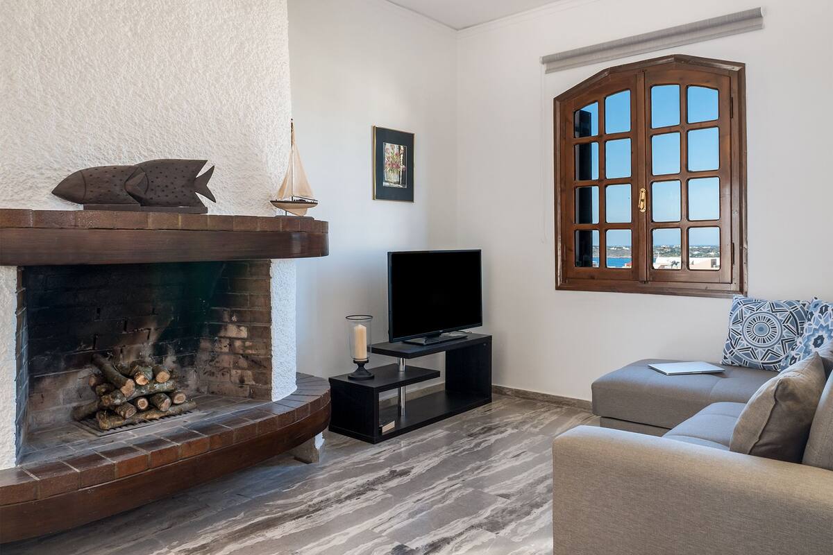 Apartemen, 3 kamar tidur, pemandangan laut | Ruang keluarga | TV layar datar dan perapian