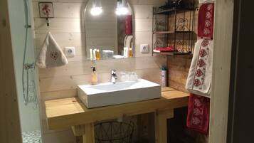 Double Room, Mountain View (2) | Bathroom sink