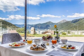 每日供應自助早餐 (費用另計)