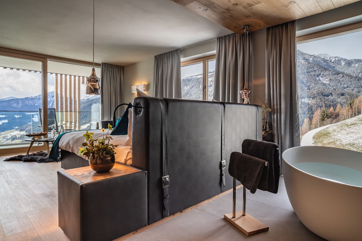 2 bedrooms, minibar, in-room safe, desk