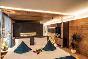Romantic Deluxe Suite | Minibar, in-room safe, desk, soundproofing - Boutique Hotel Kircher (Sarentino)