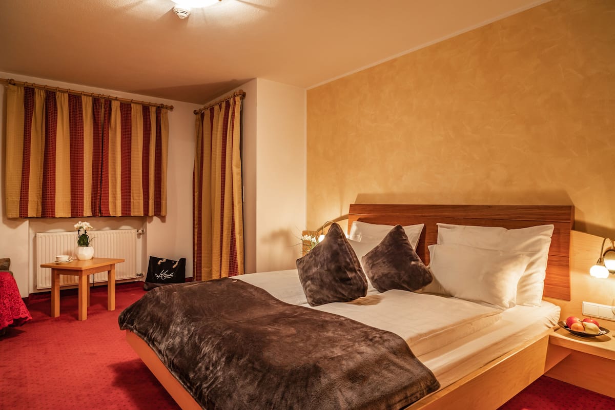 2 bedrooms, minibar, in-room safe, desk