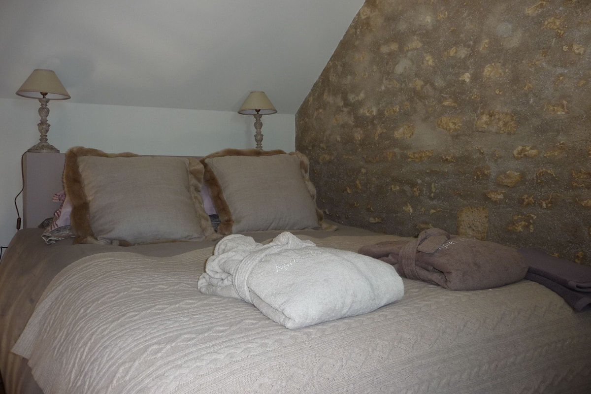 Double Room | Individually decorated, individually furnished, bed sheets