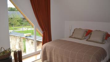 Classic Double Room, 1 Queen Bed, Non Smoking | Individually decorated, individually furnished, bed sheets