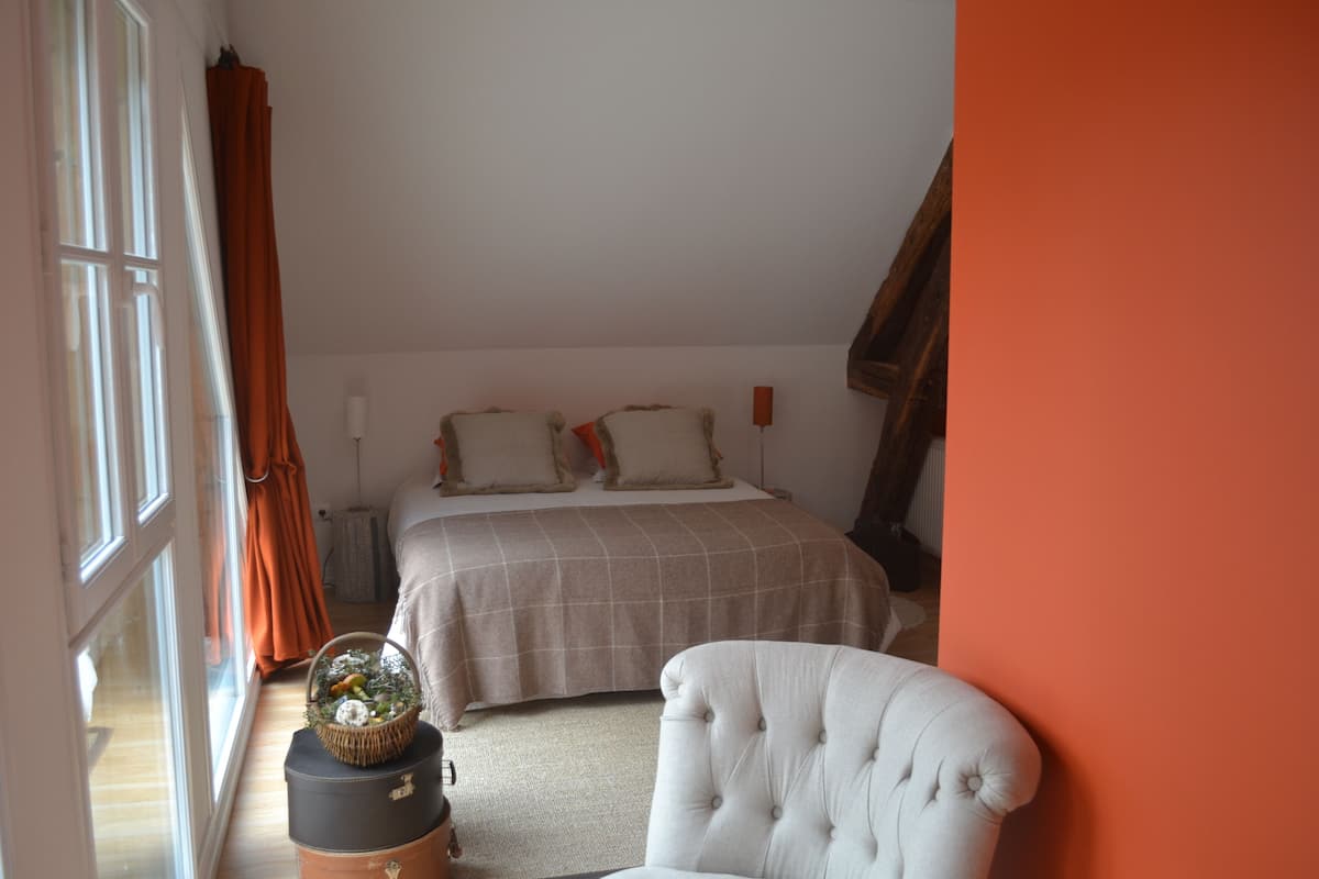 Classic Double Room, 1 Queen Bed, Non Smoking | Individually decorated, individually furnished, bed sheets