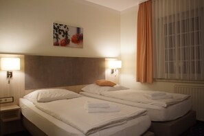 Desk, blackout curtains, soundproofing, rollaway beds - Hotel und Gasthaus zum Eichenkranz (Luckenwalde)