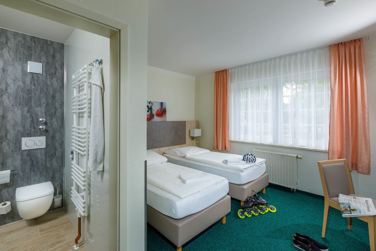 Double Room Skater | Desk, blackout drapes, soundproofing, rollaway beds