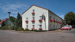 A two-story building with multiple windows and flower boxes on the facade. - Hotel und Gasthaus zum Eichenkranz (Luckenwalde)