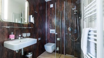 Dusche, Haartrockner, Handtücher