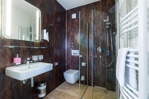 Shower, hair dryer, towels - Hotel und Gasthaus zum Eichenkranz (Luckenwalde)