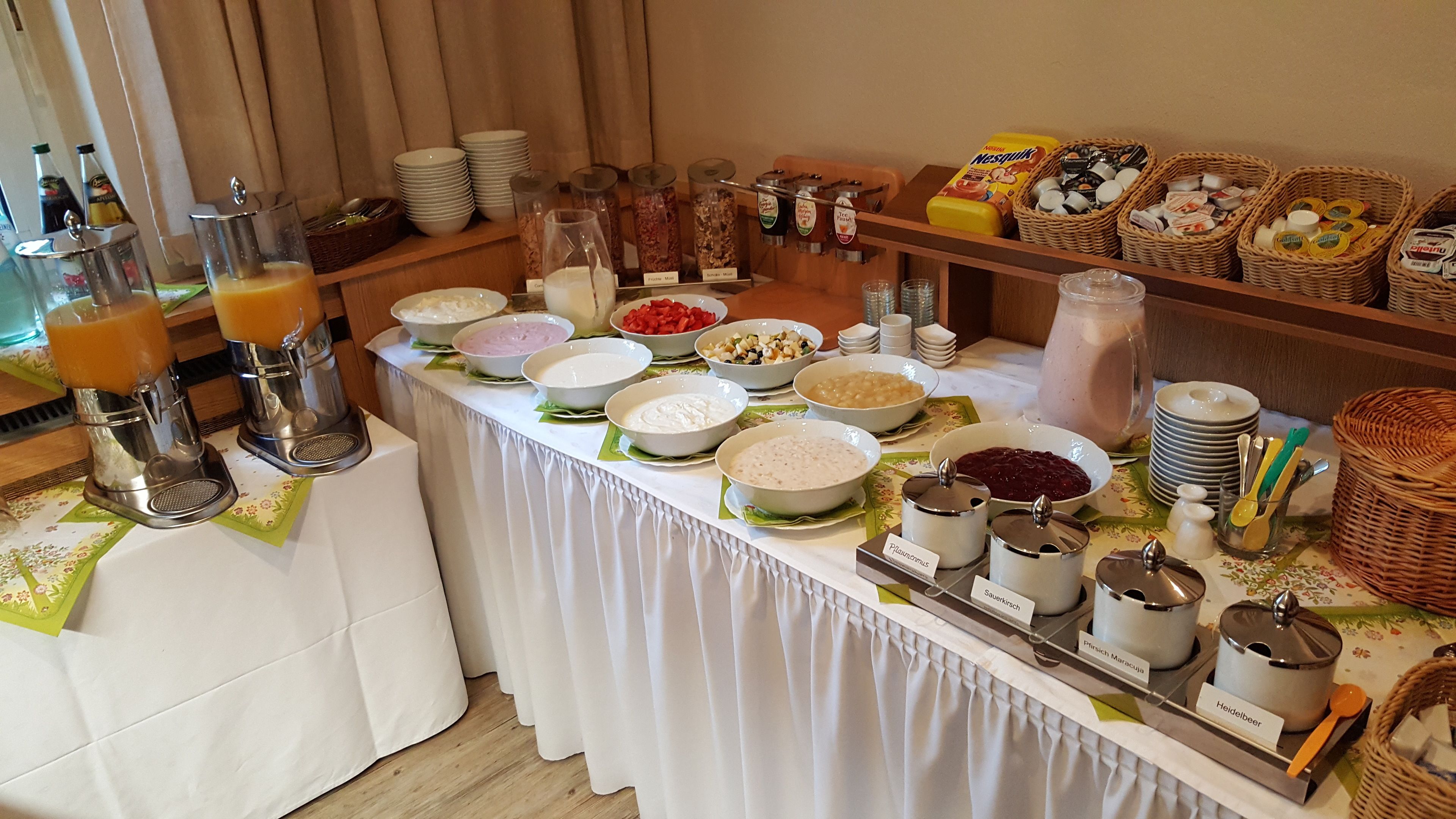 朝食 (ビュッフェ)、毎日提供 (1 名様 8 EUR)