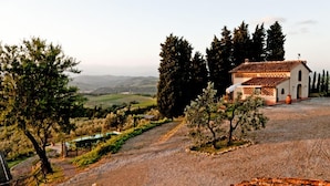 A rustic house with a tiled roof, surrounded by trees and a hilly landscape. - Verdidea - SOTTO COLLE (Montelupo Fiorentino)