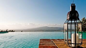 Piscina stagionale all'aperto, ombrelloni da piscina, lettini