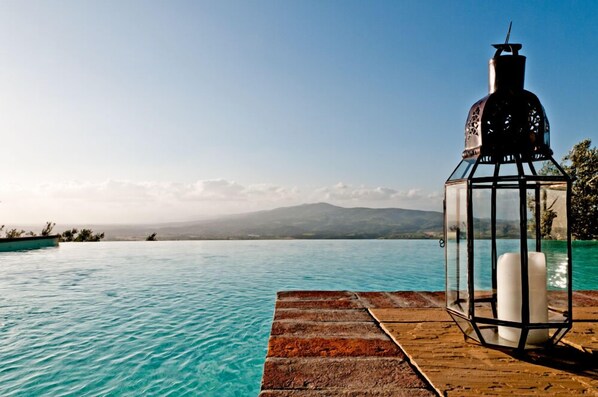 Außenpool (je nach Saison geöffnet), Sonnenschirme, Liegestühle