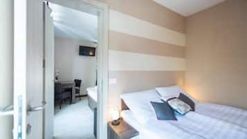 Dubbelrum | Skrivbord, ljudisolering, strykjärn/strykbräda och barnsängar