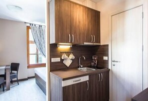 Studio | Private kitchenette | Fridge, stovetop, electric kettle, cookware/dishes/utensils
