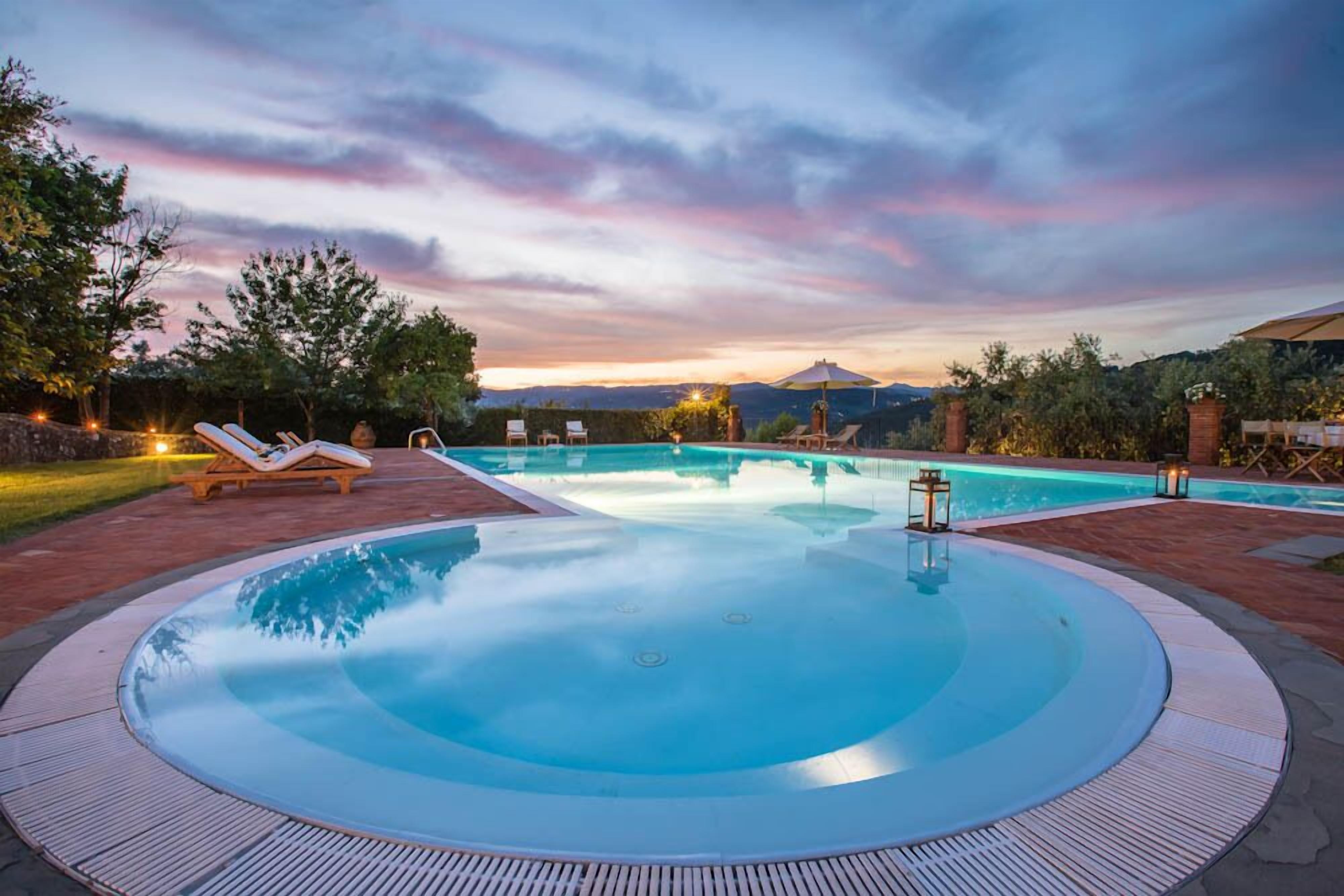 季节性开放的室外游泳池，池畔遮阳伞，日光浴躺椅