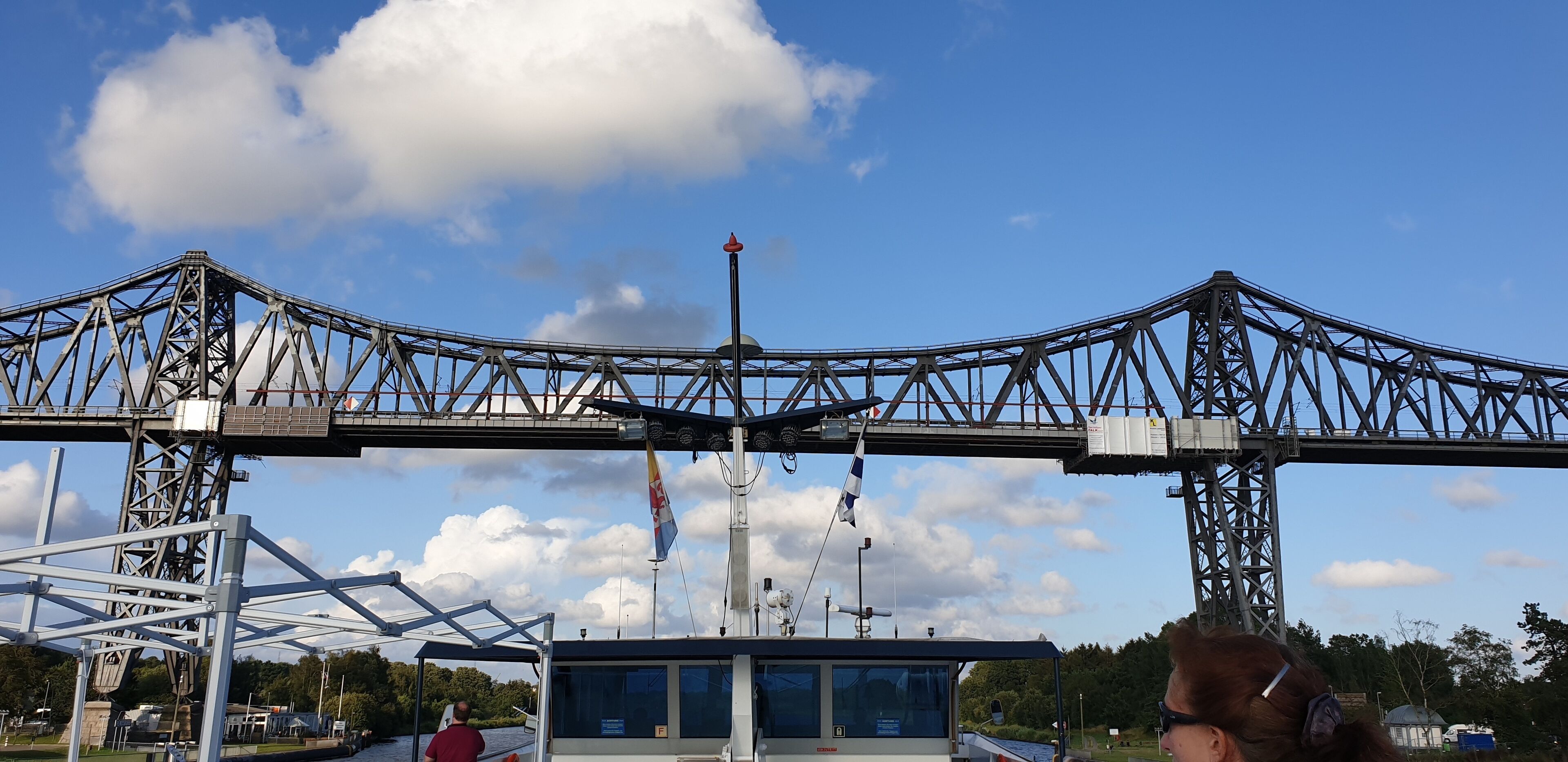 Une structure de pont dotée d’une tour de contrôle et d’un mât portant un drapeau.
