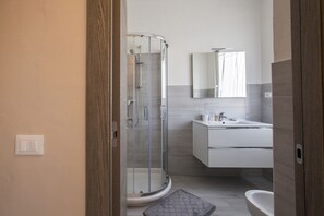 Habitación doble superior | Baño | Ducha, artículos de higiene personal gratuitos, secador de pelo y bidé