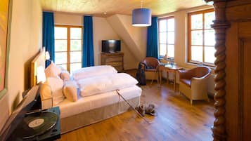 Ropa de cama de alta calidad, cubrecamas y minibar