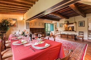 Villa, plusieurs chambres | Restauration dans la chambre
