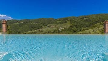 Kolam renang terbuka bermusim, payung kolam, kerusi lepak pantai