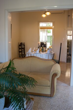 City-Apartment | Wohnbereich | 38-Zoll-Flachbildfernseher mit Kabelempfang, Fernseher