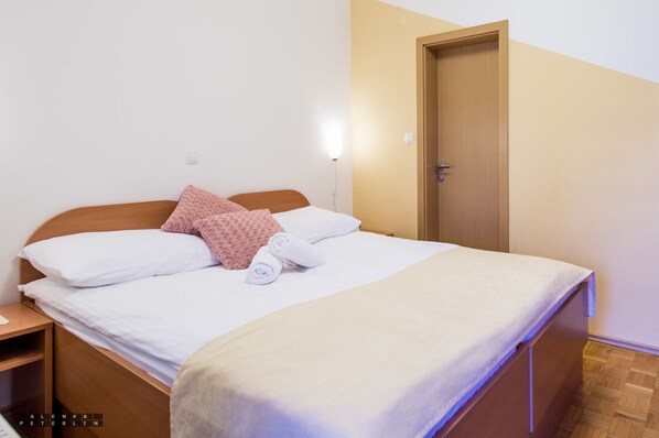 Cots/infant beds, free WiFi, bed sheets