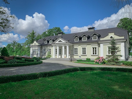 Fachada de la propiedad. Dwor DROBLIN