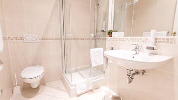 Deluxe Double Room, Private Bathroom | Bathroom | Shower, free toiletries, hair dryer, towels