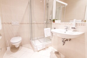 Deluxe Double Room, Private Bathroom | Bathroom - Villa Istenič (Brezice)