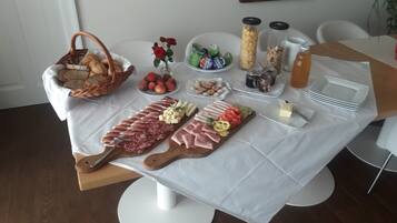 Tägliches inbegriffenes kontinentales Frühstück