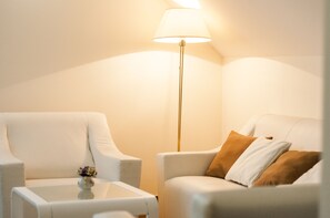 Suite, baño privado | Área de sala de estar | Televisión de pantalla plana 